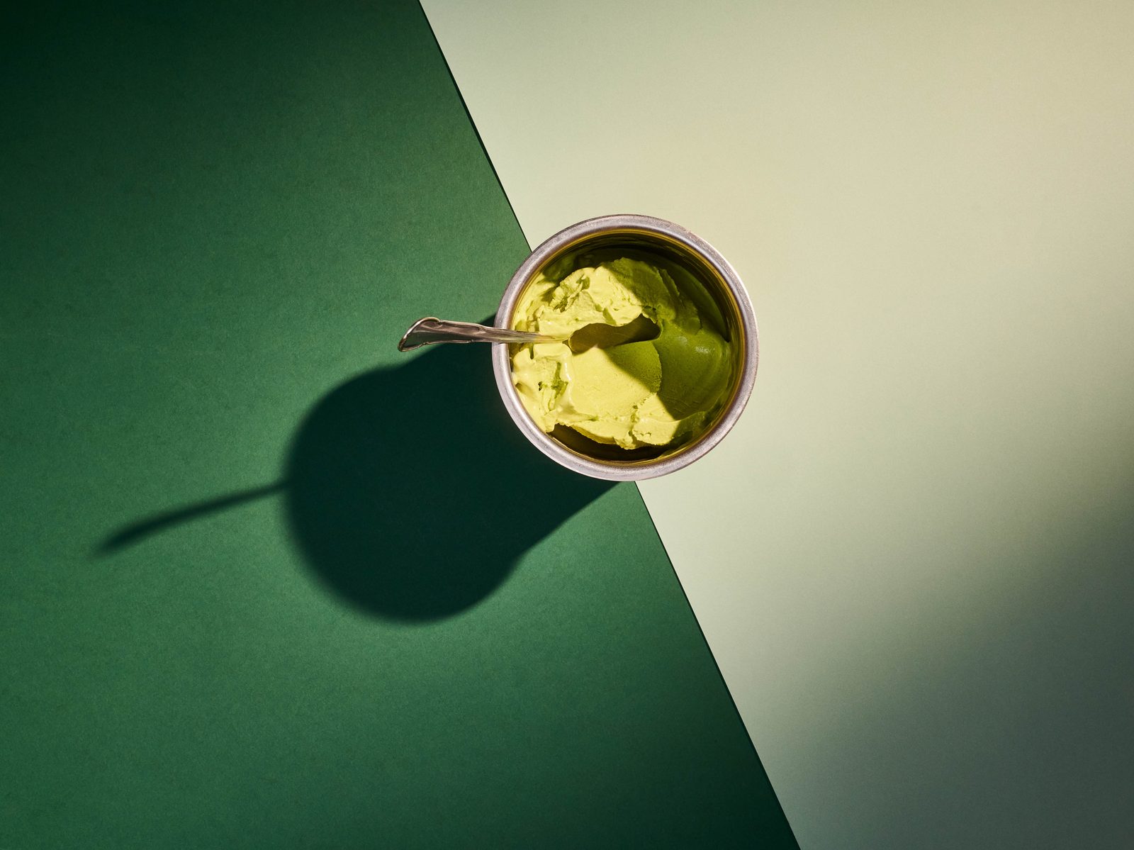 Grüne-Sauce-Eis im Pacojet-Becher von oben